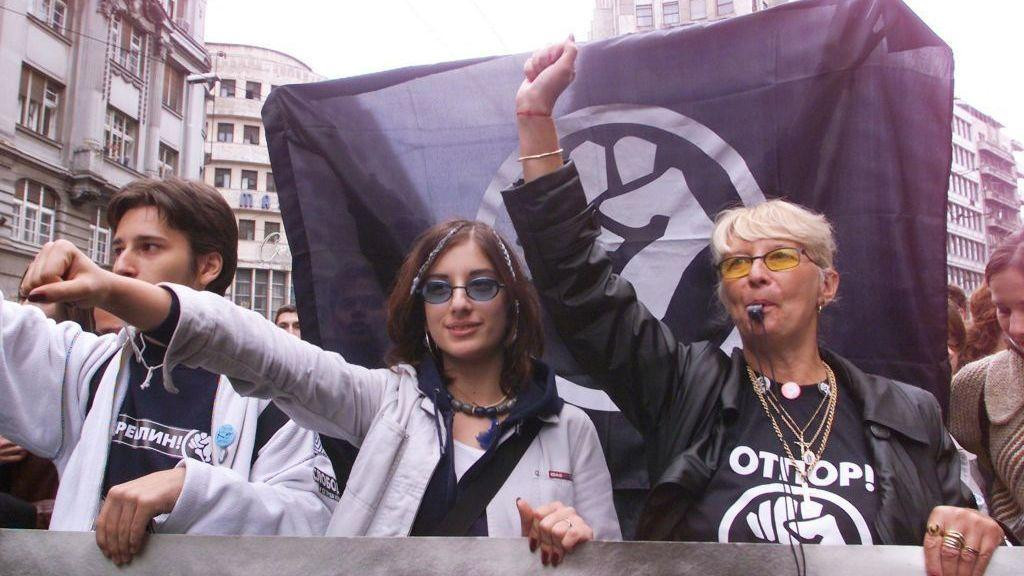 Demonstranti u Beogradu sa simbolima pokreta Otpor u oktobru 2000. godine