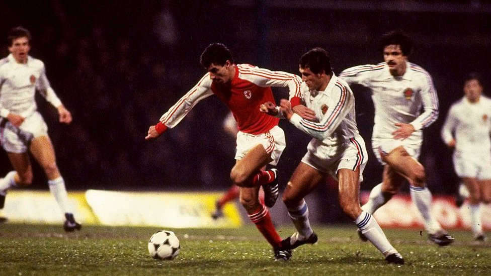 Ljubomir Radanović u duelu sa Ijanom Rašom, reprezentativcom Velsa