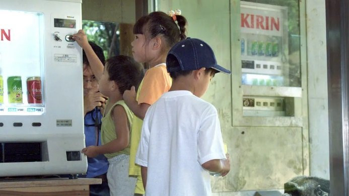 Zoološki vrt u Japanu pokušao je da nauči svoje šimpanze da koriste prodajnu mašinu tako što će posmatrati decu - takve interakcije sa tehnologijom su u potpunosti izgrađene na poverenju