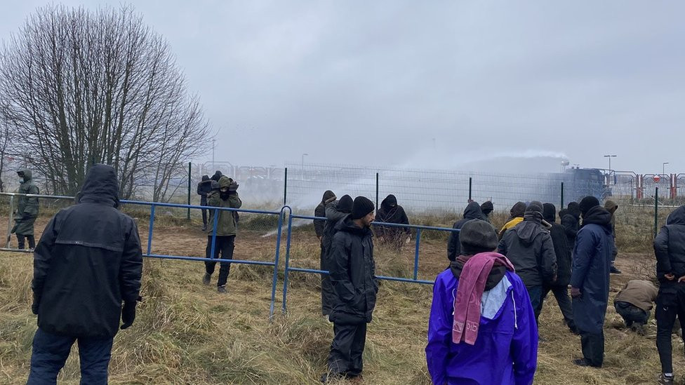 Polish forces use water cannon at the border with Belarus