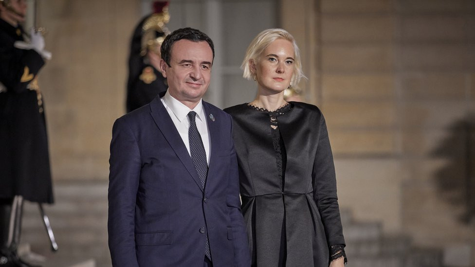 Albin Kurti sa suprugom