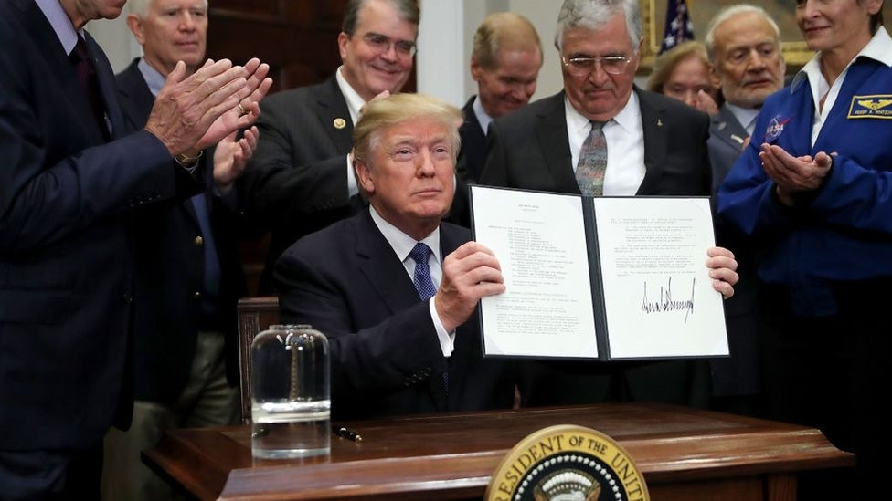 Tramp s lunnыm ukazom