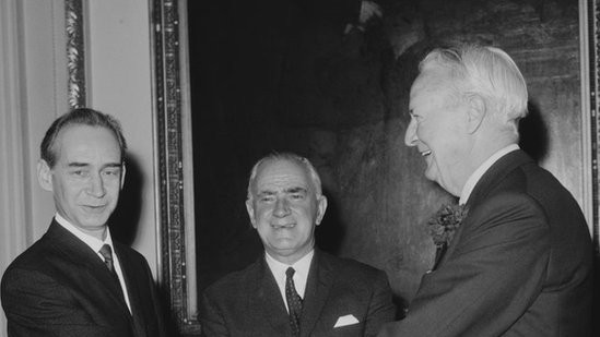 Posol SSSR Mihail Smirnovskiй, glava MID Velikobritanii Maйkl Stюart, amerikanskiй posol Dэvid Brюs