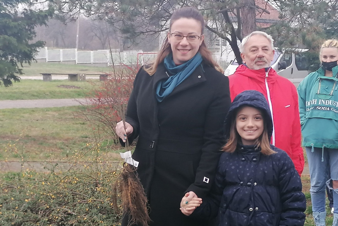 Foto/T.S. dodela sadnica u Poljoprivrednoj školi
