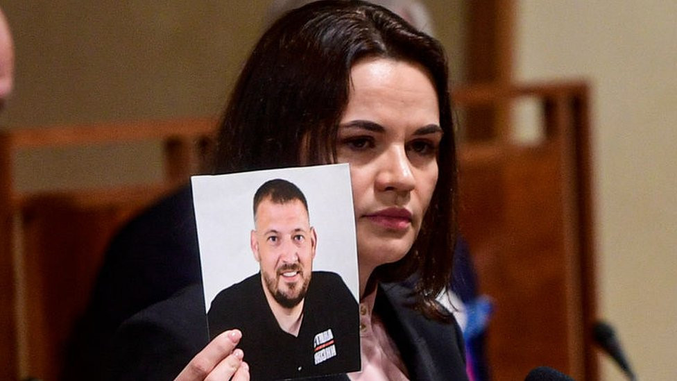 Svetlana Tihanovskaя s fotografieй muža