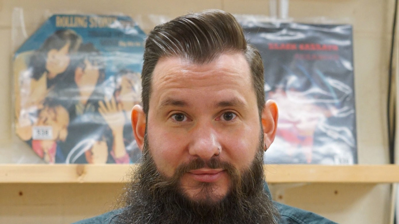 Martin Hjuz iz aukcijske kuće Veseks sa singlom Dejvida Bouvija