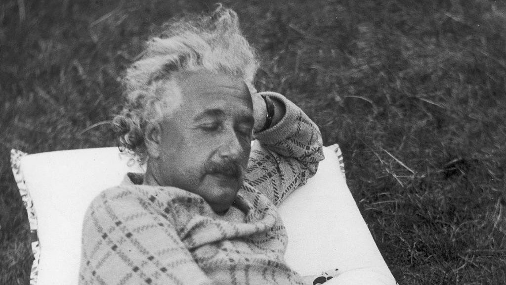 Albert Einstein dormido