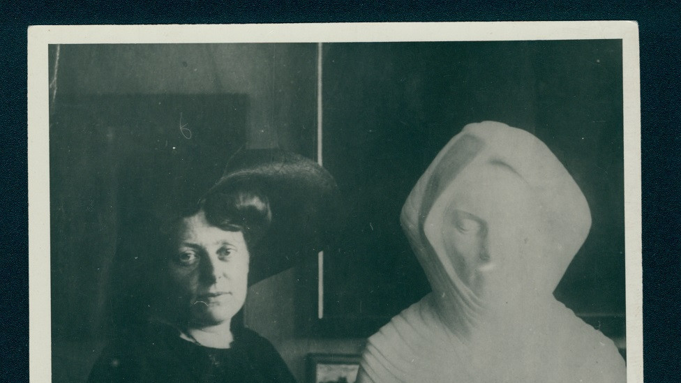 3. Nadežda Petrović pored Meštrovićeve skulpture, 1912. godine, Spomen Zbirka Nadežde i Rastka Petrovića,