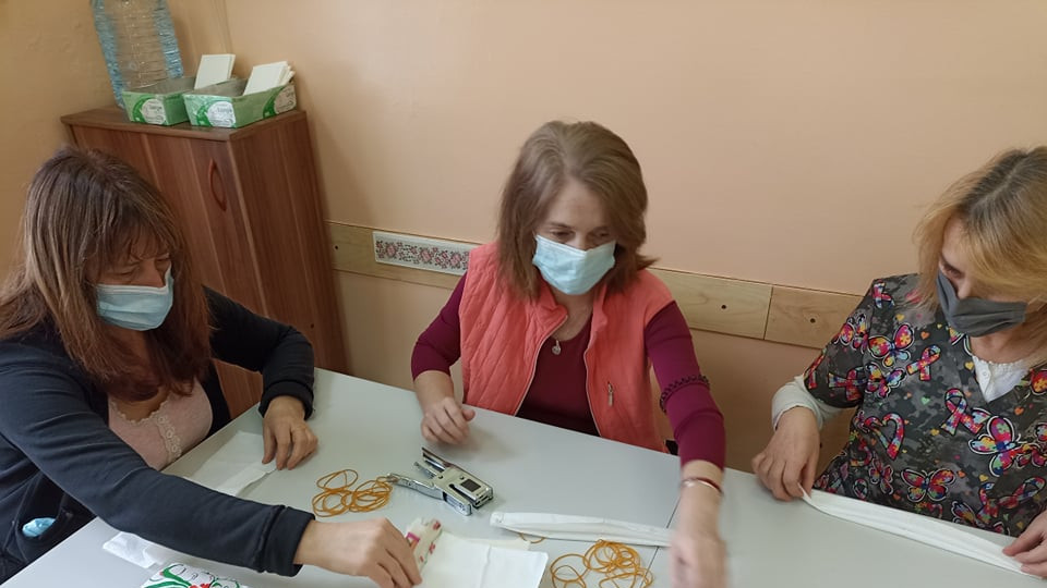 žene iz Centra prave maske i vizire