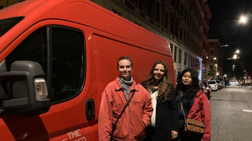 "Krasnый furgon" i volonterы. Sleva napravo: Paulina Hoffman-Šreder, Sine Plambek i Afiniя Džatuparisakul