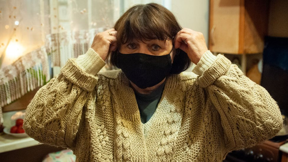 Ukoliko živite još sa neki, a imate korona virus - preporučuje se da nosite masku i u kući