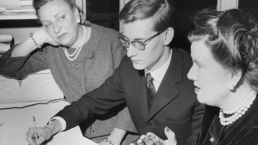 Nakon Diorove smrti 1957. godine, Iv Sen Loran je preuzeo modnu kuću uz podršku Rajmonde Zenaker (levo) i Margarite Kare