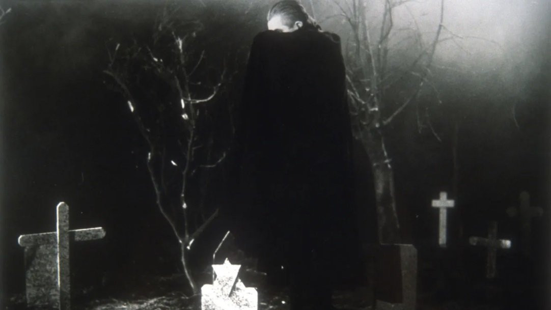 Vud je kombinovao kadrove koje je snimio sa Lugošijem pre njegove smrti sa slikama dublera koji se krio iza svog plašta