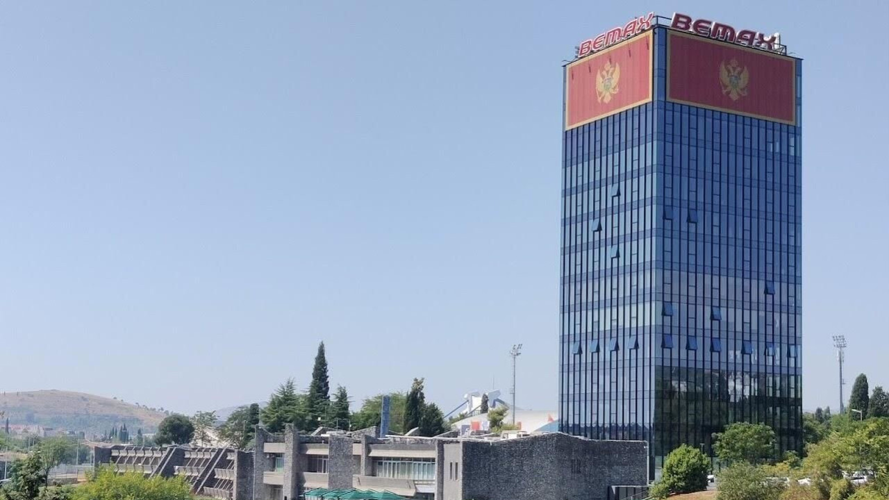 Tik uz Kanin hotel Podgorica nalazi se soliter sa crnogorskom zastavom