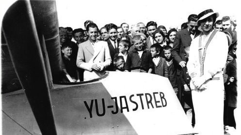 Krštenje jedrilice Popenhauzen, na terenu kod Opservatorije na Velikom Vračaru u Beogradu. 1933. godine.