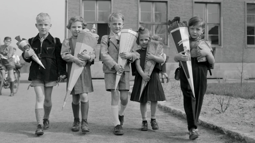 Pošto je Nemačka podeljena, porodice su nastavile tradiciju školskog korneta, poput ove dece u berlinskom „američkom sektoru" 1952. godine