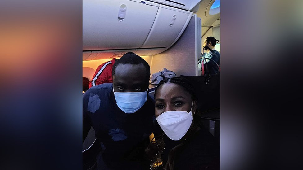 Doktor Stiven Ansa-Ado sa novinarkom Nensi Adobea Anana, koja je bila na ovom letu