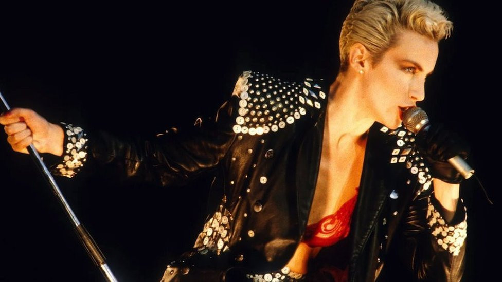 Isprobavajući različite persone, Lenoks se poigravala s uobičajenim rodnim ulogama