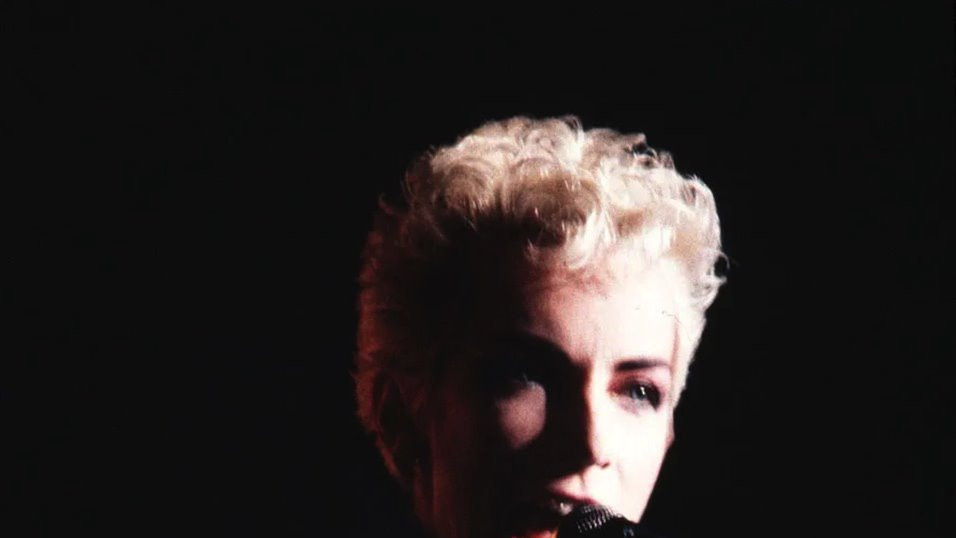 Lenoks je izjavila za Gardijan: „Pokušavala sam da se ponašam drugačije u odnosu na klišee koji su se odnosili na pevačice. Želela sam da budem jaka poput muškarca".