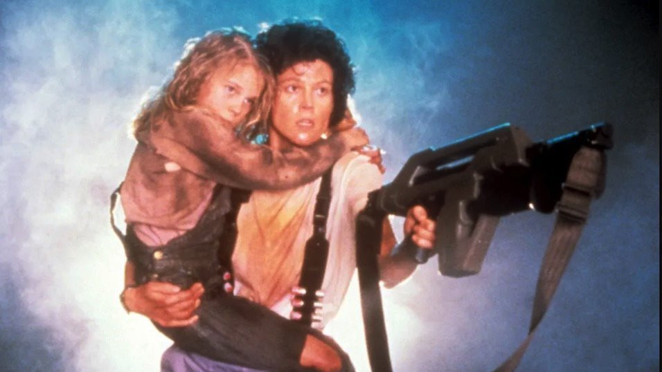 Tokom proteklih decenija, kultura patika se mogla videti u brojnim filmovima, a jedan od primera je i naučnofantastična heorina filma Tuđini (Sigurni Viver), koja nosi model „Alien Stomper" bez pertli