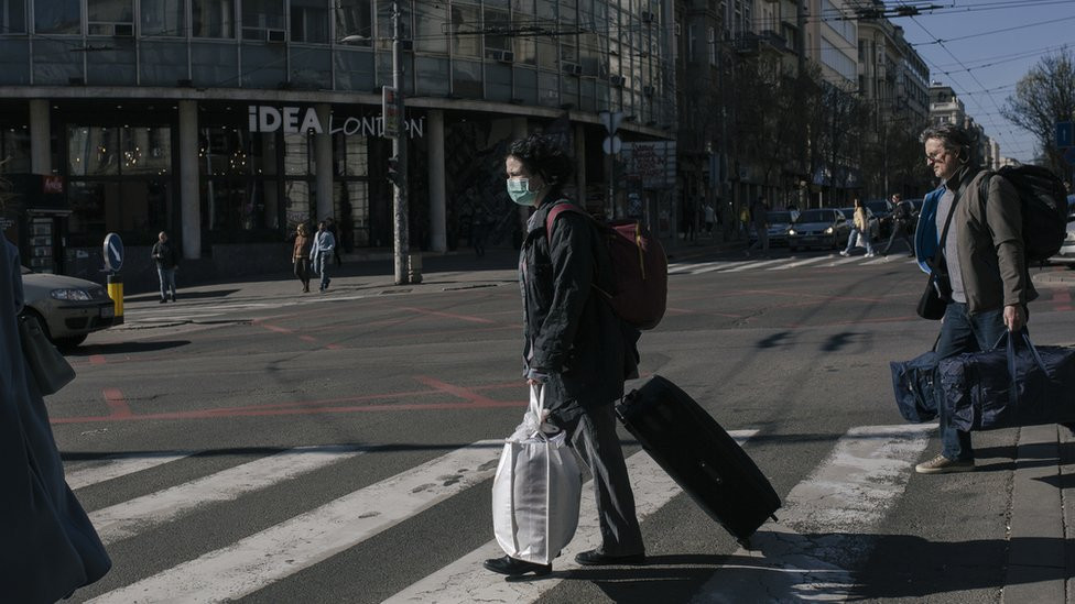 Prolaznici u Beogradu sa maskama