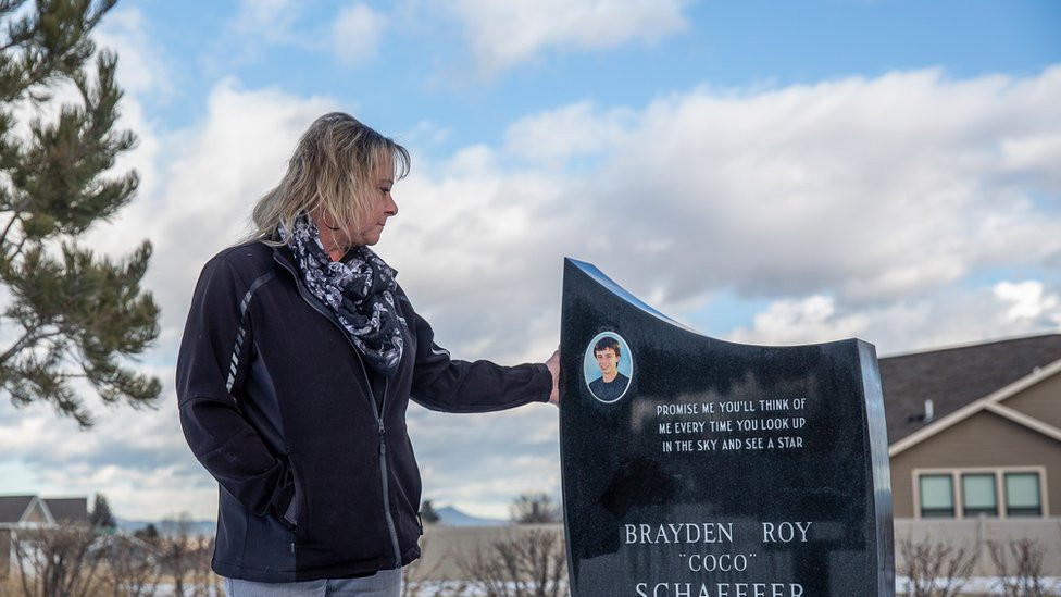 Melisa Šejfer na sinovljevom grobu u Heleni