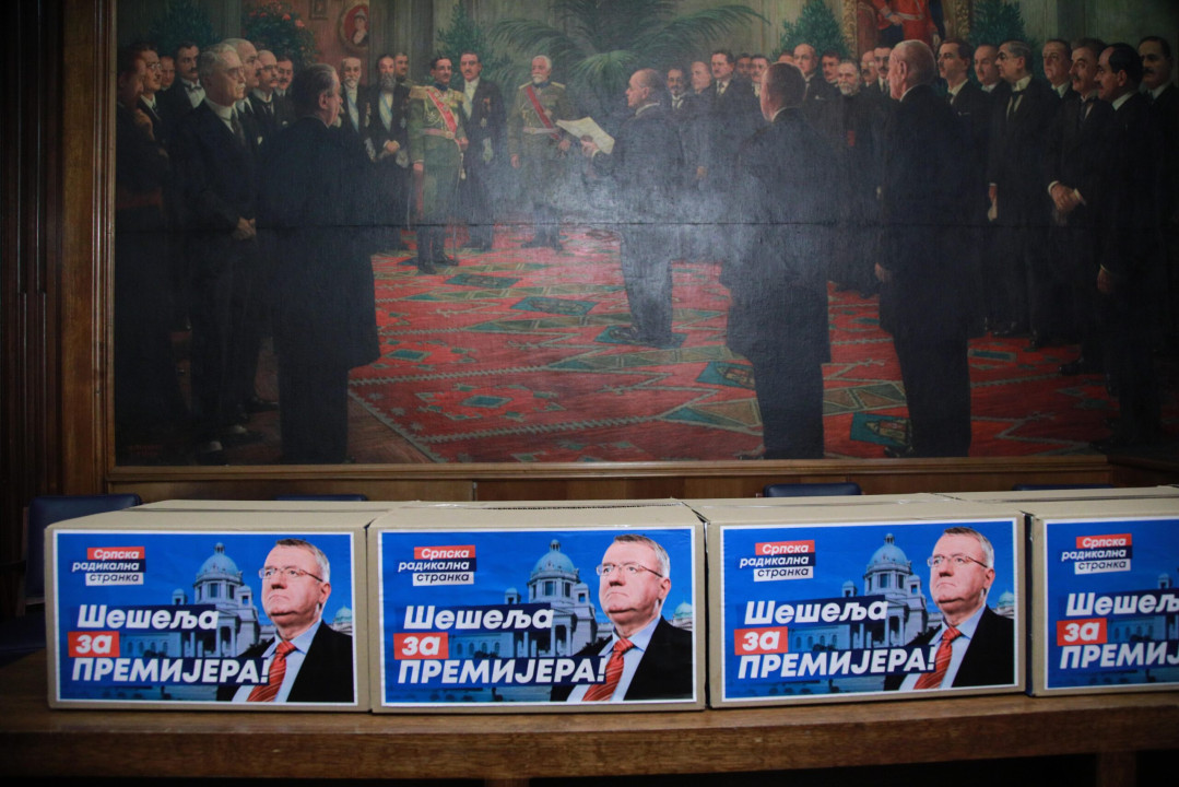 BEOGRAD, 17. 2. 2022. &#8211; Zamenik predsednika Srpske radikalne stranke Aleksandar Seselj predao je   republickoj komisiji potpise za izlazak na aprilske izbore. Slogani SRS su &#8222;Pod 