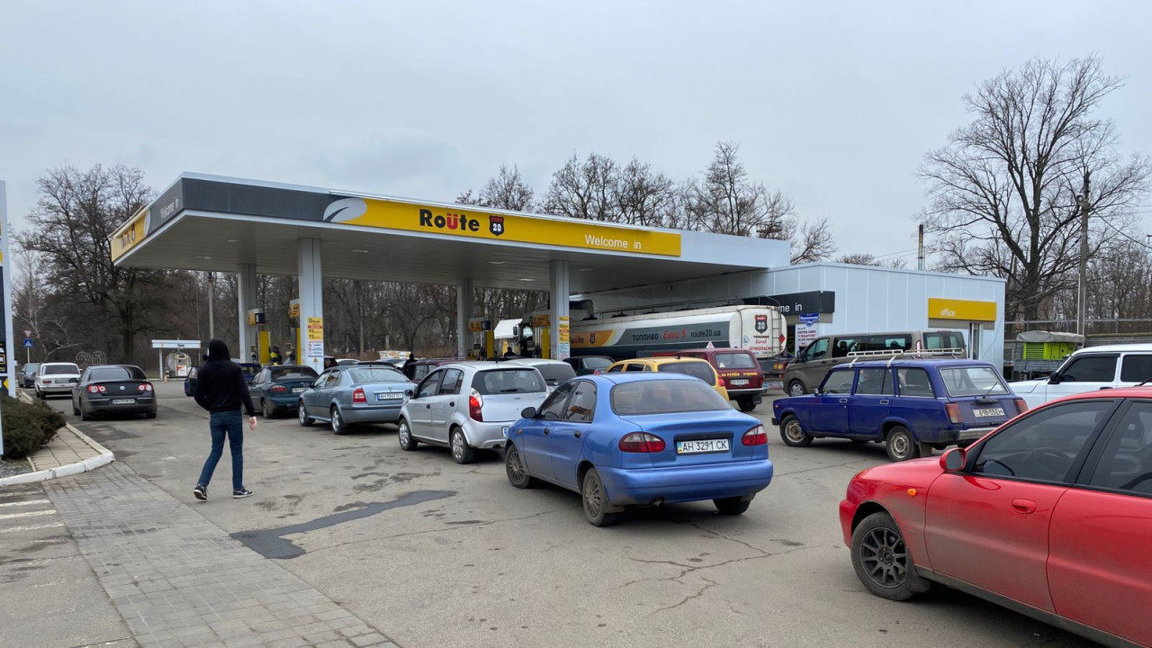 Cars queue for petrol in Konstiantynivka