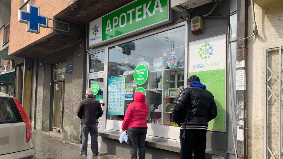 Red ispred apoteke