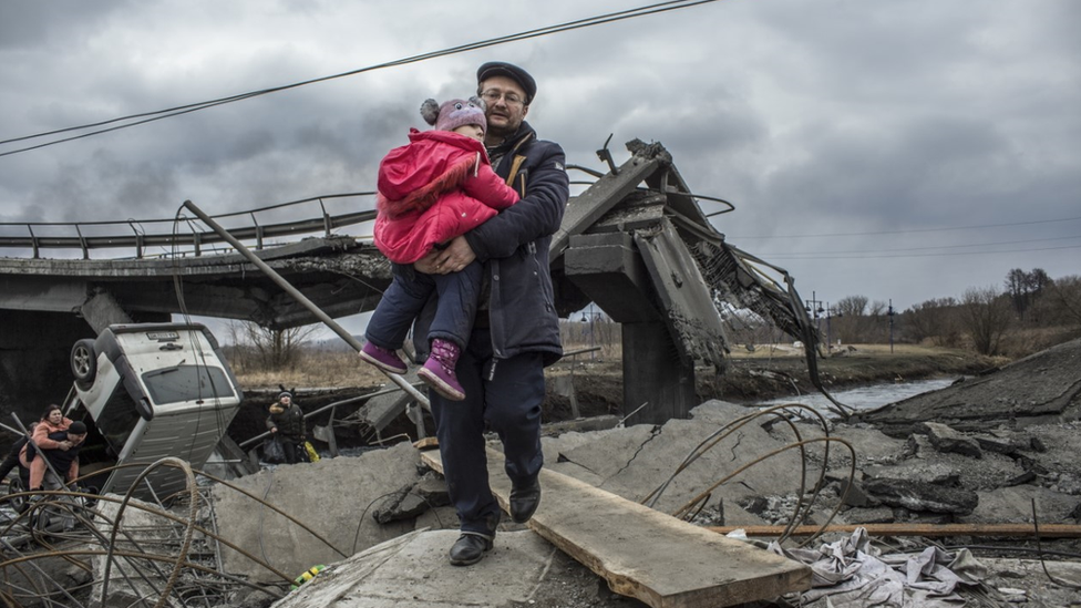 Civili prelaze preko srušenog mosta u gradiću Irpin, nadomak Kijeva, koji se našao između dve vojske.