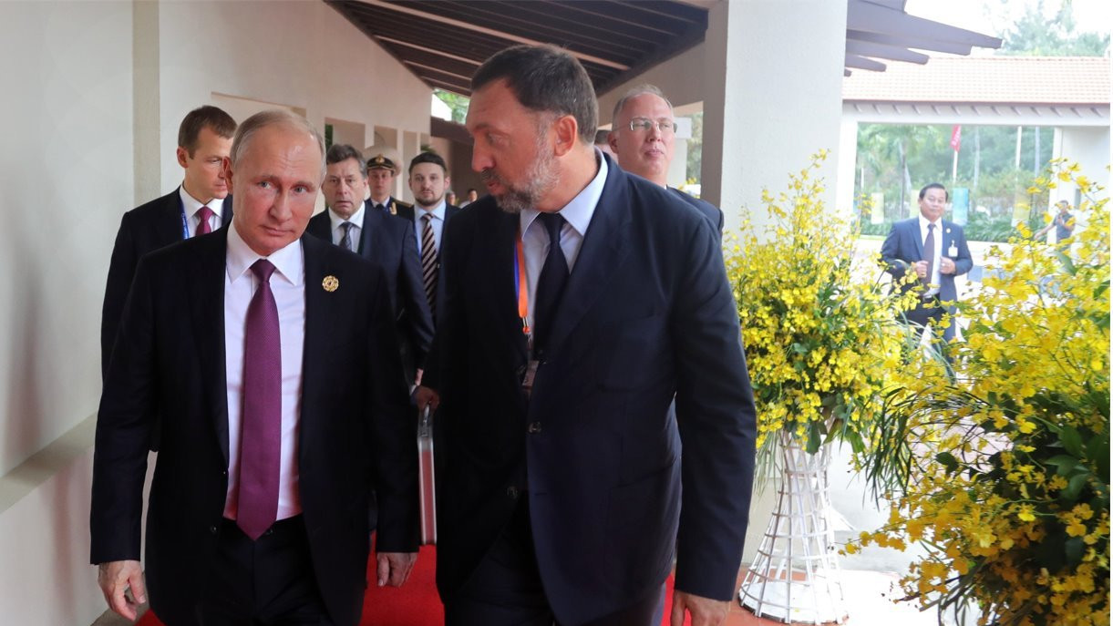 Oleg Deripaska (R) with Putin at the 2017 Asia-Pacific Economic Cooperation Summit