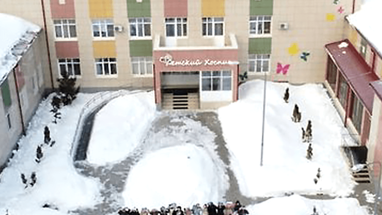 Štićenici i osoblje doma za nezbrinutu decu formirali su simbol „Z"