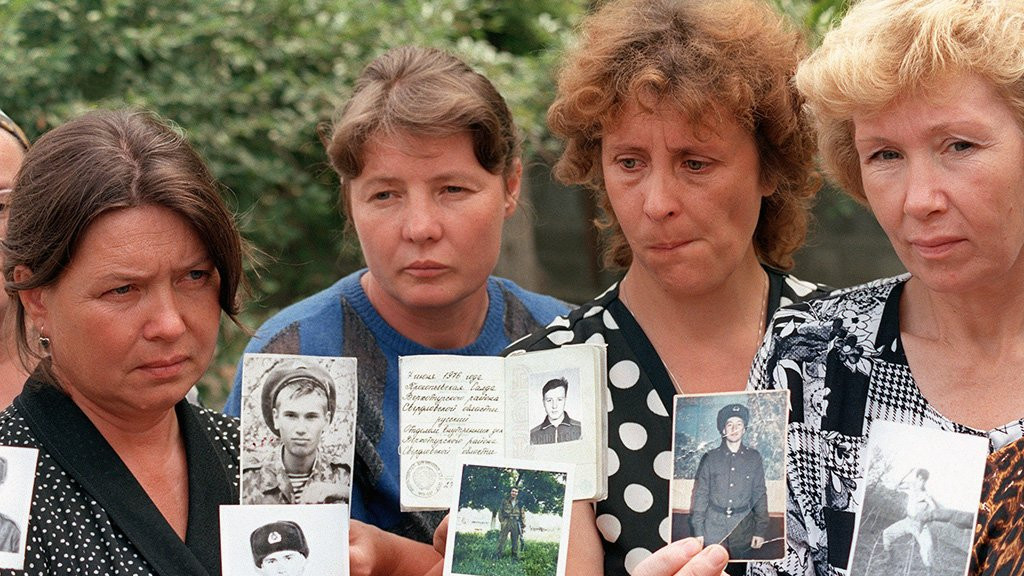 Mothers of Russian soldiers, allegedly held prisoners by Chechen separatists, hold the portraits of their sons, 17 August 1995