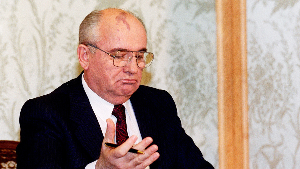 Soviet President Mikhail Gorbachev reads his resignation statement shortly before appearing on TV in Moscow, 25 December 1991