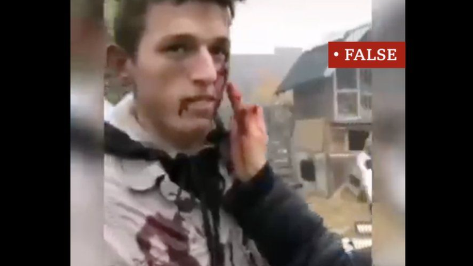 Muškarac na filmskom setu našminkan je tako da izgleda kao da mu je lice krvavo