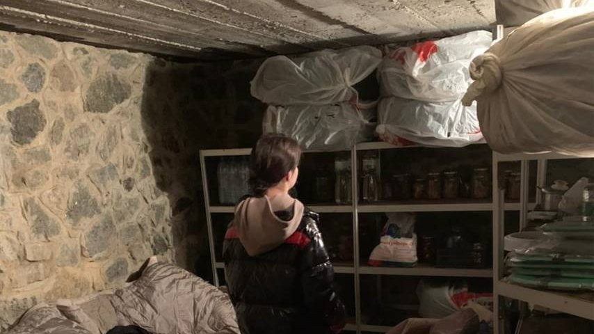 Omar i njegova žena prave imporvizovano sklonište u Kijevu