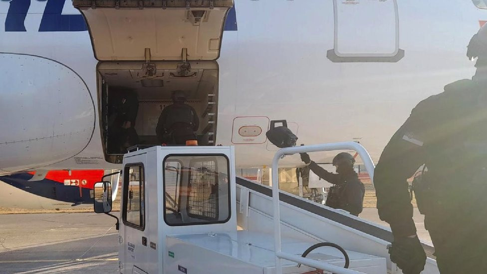 Pripadnici antidiverzione jedinice pretresaju avion Er Srbije posle dojave o bombi