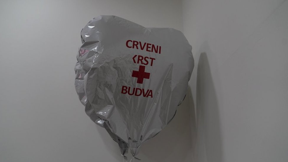 balon u crvenom krstu