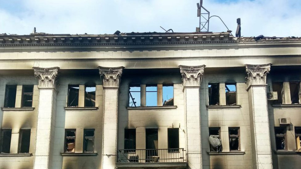 Fotografija uništene zgrade pozorišta u Marijupolju