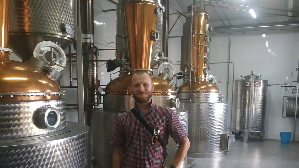 Kirilo Koričenski u destileriji pre početka rata u Ukrajini