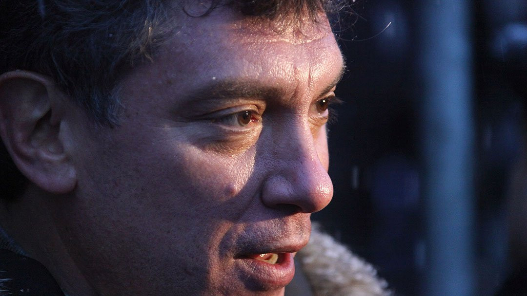 Russian police investigators stand near the body of killed Russian opposition leader and former Deputy Prime Minister Boris Nemtsov, covered by plastic, on Bolshoi Moskvoretsky bridge near St. Basil cathedral on February 28, 2015 in central Moscow, Russia (Photo by Sasha Mordovets/Getty Images)