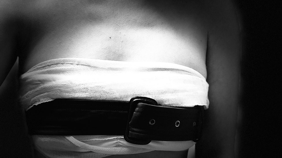 Stezanje grudi može biti signal da je detetu potrebna pomoć