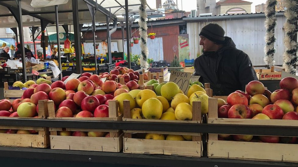 prodavac na pijaci bajloni