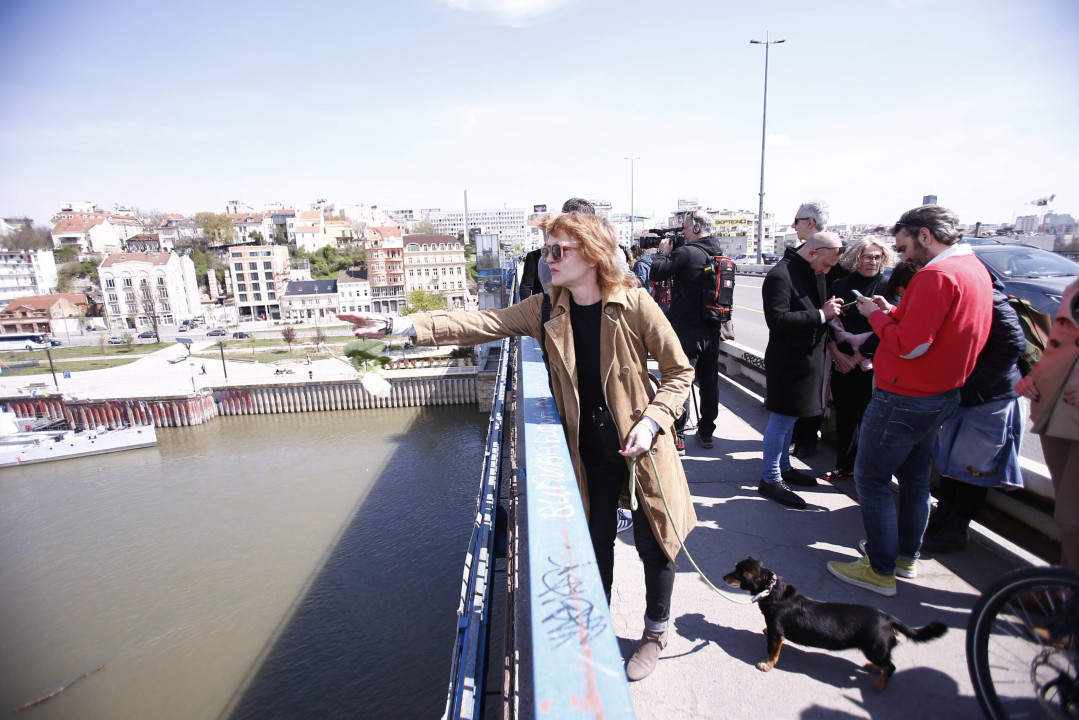 Beograd, 8.04.2022. – Nezavisno udruzenje novinara Srbije (NUNS) bacanjem belih ruza s Brankovog mosta obelezilo je godisnjicu smrti novinarke Radislave – Dade Vujasinovic. (BETAP