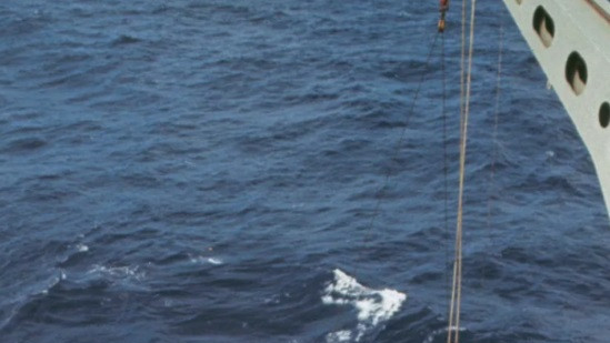 Kran podiže kapsulu Apolo 11 na brod, ali astronauti su već bili na brodu