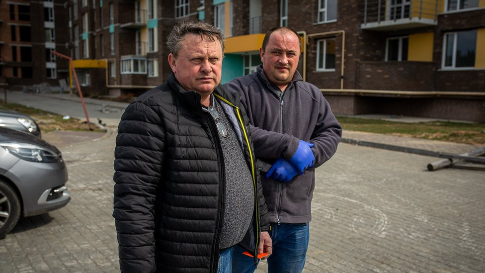 Volodymyr and Serhiy waiting for the van that collects the bodies. Eventually they gave up.