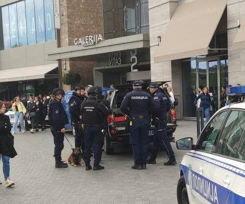 Beograd, 18.04.2022. – Posetioci Trznog centra „Galerija“ u Beogradu evakuisani su danas oko 14.30 a na lice mesta dosle su i policijske ekipe. Kako javlja reporterka agenci