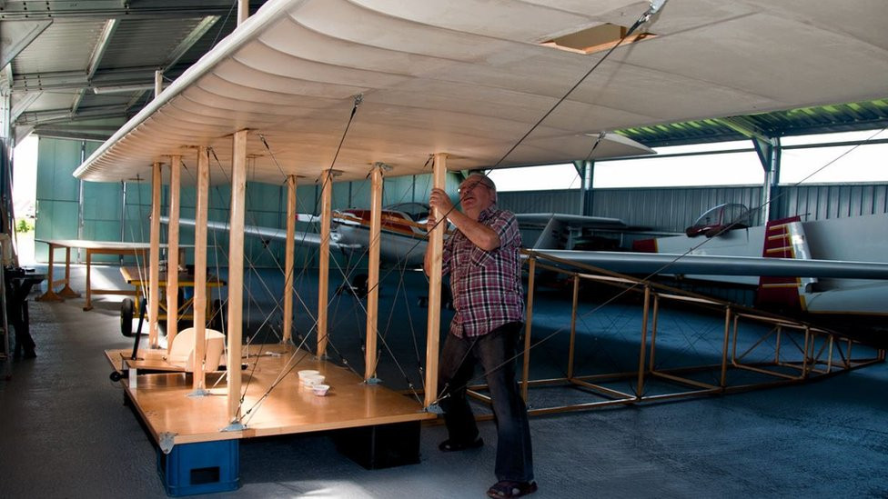 Marijan Ivanček u hangaru radi na replici aviona