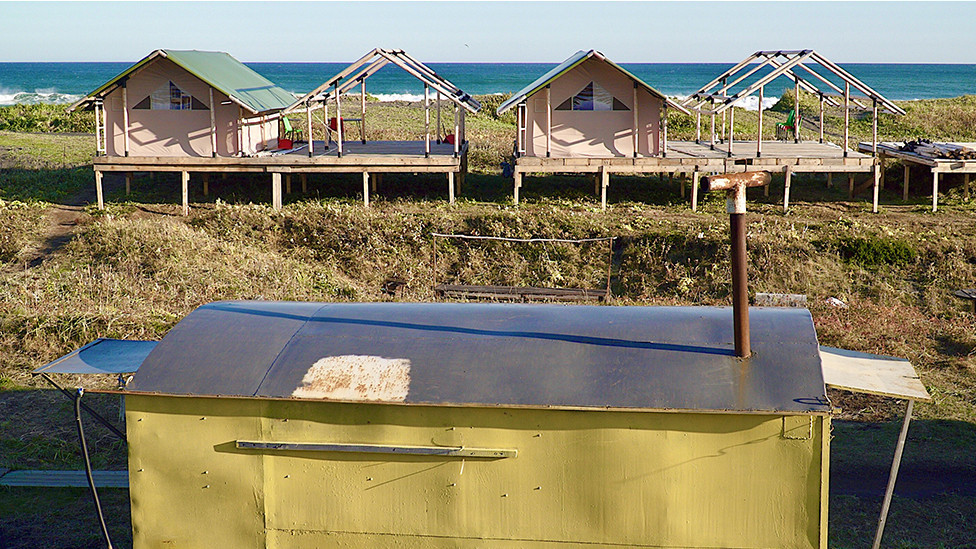 Surferski kamp izgrađen je u tundri, ovde rastu retke biljke. Ekolozi se plaše da ih turisti ne mogu uništiti