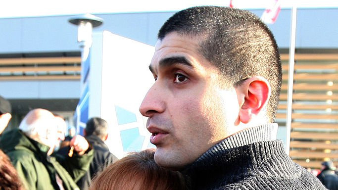 Osvoboždennogo v rezulьtate amnistii zaklюčennogo obnimaet rodstvennica